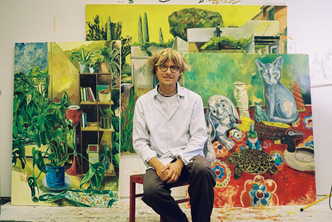 Matthieu Livrieri dans son atelier à Bruxelles, entouré de ses peintures