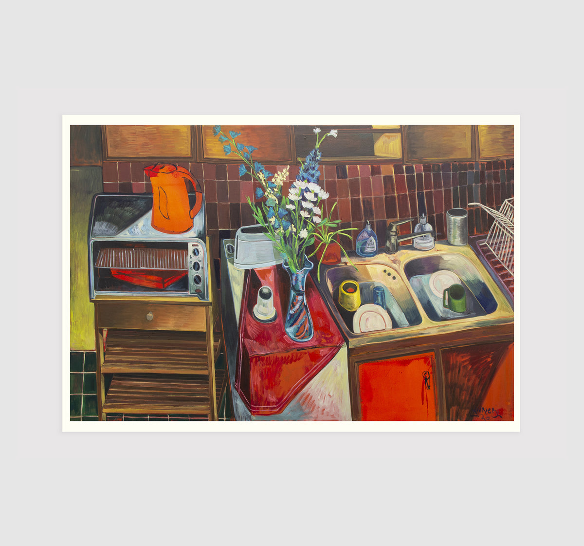 Chez Micheline — tirage fine art de Matthieu Livrieri : cuisine domestique, théière orange, égouttoir en bois et bouquet de fleurs des champs près de l'évier